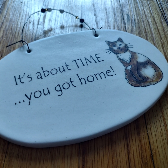 Vintage August Ceramic Cat Wall Plaque Sign Hanging Off White Beige USA Brown - Picture 15 of 15